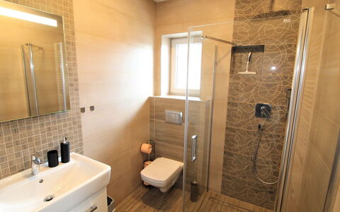 Zupanovice 100: Robinet, Luminaire Plomberie, Évier, Miroir, Propriété, Lavabo, Salle De Bains, Éclairage, Tete De Douche