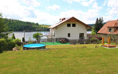 Zupanovice 100: Nuage, Ciel, Bâtiment, L'Eau, Plante, Ombre, Piscine, Maison, Arbre, Lot Terre