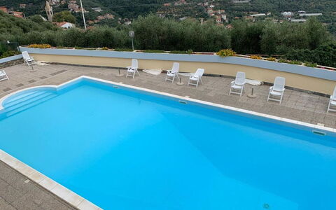 Verde Adagio: L'Eau, Bâtiment, Piscine, Bleu Azur, Plante, Rectangle, Architecture, Mobilier De Jardin, Ombre, Composite