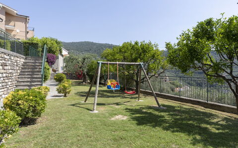 Verde Adagio: L'Eau, Ciel, Propriété, Piscine, Plante, Bleu Azur, Arbre, Herbe, Loisir, Composite