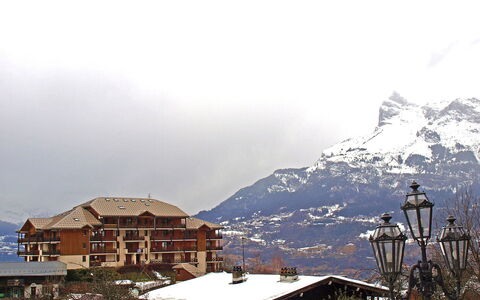 Les Hauts de Saint Gervais: Ciel, Nuage, Montagne, Neige, Montagnes, Bâtiment, Fenêtre, Pente, Atmospherique Phénomène, Maison