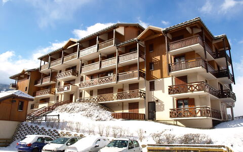 Les Hauts de Saint Gervais: Ciel, Roue, Nuage, Voiture, Bâtiment, Véhicule, Neige, Design Urbain