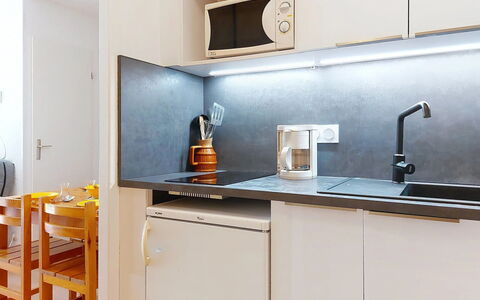 Les Hauts de Saint Gervais: Cuisine, Comptoir, Evier, Appareil De Cuisine, Principaux Appliance, Luminaire Plomberie, Évier, Design Intérieur, Robinet, Cabinetry
