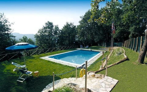 Le Piane: L'Eau, Ciel, Propriété, Piscine, Plante, Ombre, Bâtiment, Mobilier De Jardin, Arbre, Herbe