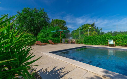 Sunrise Hill Holiday Home: L'Eau, Ciel, Plante, Nuage, Arbre, Piscine, Herbe, Arecales, Ombre, Paysage Naturel