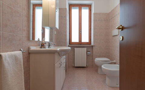 Sunrise Hill Holiday Home: Marron, Miroir, Luminaire Plomberie, Évier, Robinet, Lavabo, Bâtiment, Salle De Bains, Bois