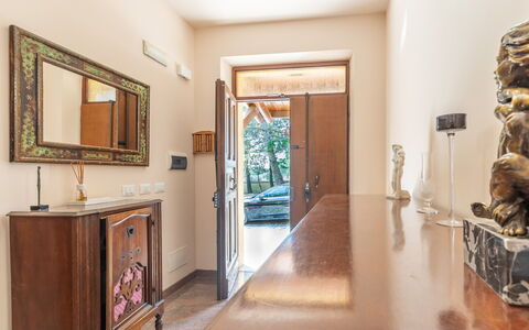 Sunrise Hill Holiday Home: Miroir, Propriété, Cadre, Cabinetry, Bois, Design Intérieur, Plante, Bâtiment, Plante D'Appartement, Salon