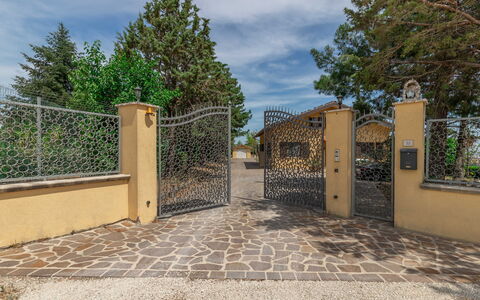 Sunrise Hill Holiday Home: Ciel, Nuage, Plante, Surface De La Route, Arbre, Ombre, Bois, Herbe, Paysage, Brique