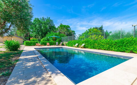 Sunrise Hill Holiday Home: L'Eau, Plante, Ciel, Propriété, Piscine, Bleu Azur, Arbre, Nuage, Condominium, Loisir