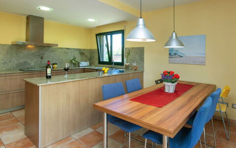 Ullastreta: Meubles, Table, Propriété, Cabinetry, Comptoir, Robinet, Évier, Chaise, Bois, Cuisine