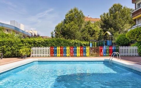 Cosy Lloret: L'Eau, Plante, Ciel, Piscine, Bâtiment, Arbre, Bleu Azur, Ombre, Plan D'Eau, Maison