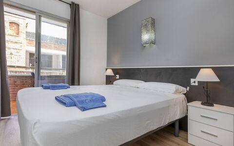 Cosy Lloret: Meubles, Design Intérieur, Sol, Lit, Pièce, Chambre, Drap De Lit, Literie, Plafond, Cadre De Lit
