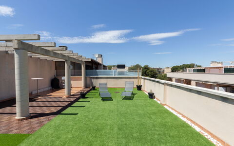 Bosc de la Montserrada: Ciel, Nuage, Bâtiment, Lot Terre, Herbe, Design Urbain, Ombre, Paysage, Façade, Toit
