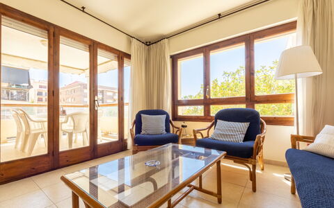 Antina Mar: Table, Meubles, Fenêtre, Bleu Azur, Bois, Confort, Bâtiment, Canapé, Lampe, Design Intérieur
