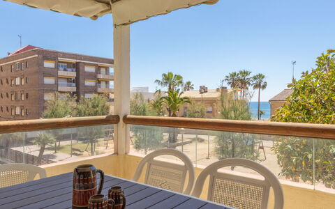 Antina Mar: Ciel, Table, Bâtiment, Meubles, Propriété, Chaise, Vaisselle, Ombre, Pot De Fleur, Bois