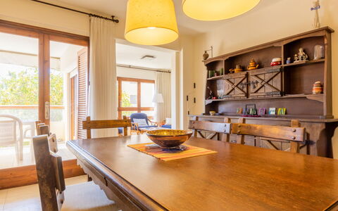 Antina Mar: Table, Meubles, Propriété, Cabinetry, Fenêtre, Comptoir, Bois, Chaise, Cuisine, Design Intérieur