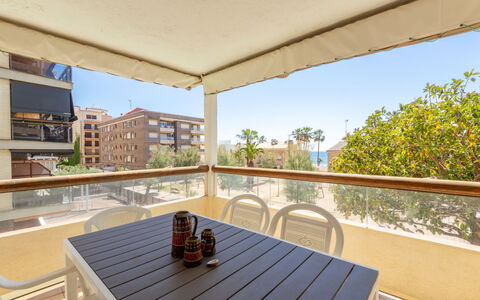 Antina Mar: Bâtiment, Table, Ombre, Bois, Vaisselle, Mobilier De Jardin, Design Intérieur, Porche, Ciel, Condominium