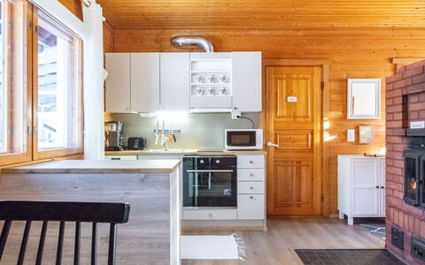 Ruokovirran Mökki: Cuisine, Bois, Principaux Appliance, Appareil De Cuisine, Plafond, Design Intérieur, Comptoir, Sol, Électroménager, Domicile