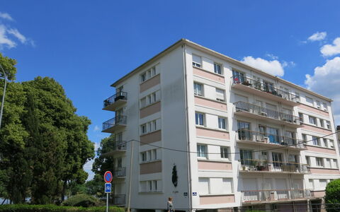 Les Pêcheries: Nuage, Bâtiment, Ciel, Jour, Fenêtre, Plante, Arbre, Design Urbain, Bloc Tour, Condominium