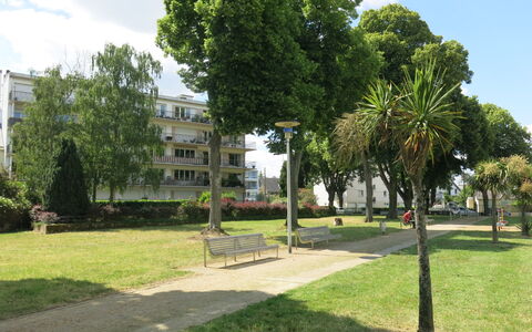 Les Pêcheries: Nuage, Plante, Ciel, Bâtiment, Arbre, Fenêtre, Lot Terre, Design Urbain, Herbe, Suppression Des Plantes Ligneuses