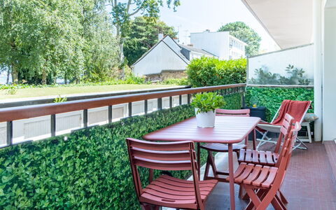 Les Pêcheries: Plante, Meubles, Table, Bâtiment, Chaise, Ciel, Arbre, Bois, Ombre, Mobilier De Jardin