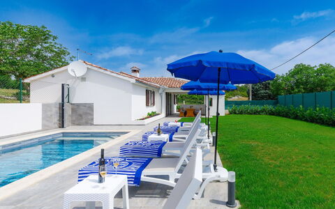 Gverino: Ciel, Bâtiment, Propriété, Nuage, Plante, Parapluie, L'Eau, Bleu Azur, Ombre, Mobilier De Jardin