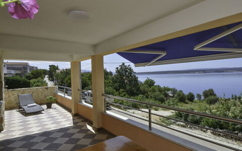 Maslenica 123: Plante, Ombre, Porche, Bâtiment, Bois, Loisir, Mobilier De Jardin, Arbre, Paysage, Sol