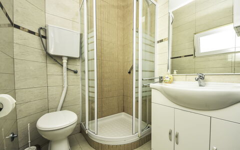 Maslenica 123: Luminaire Plomberie, Siège De Toilette, Propriété, Miroir, Toilette, Robinet, Salle De Bains, Violet, Bâtiment