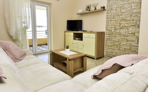 Maslenica 123: Meubles, Cabinetry, Table, Confort, Télévision, Bois, Cadre, Commode, Tiroir, Salon