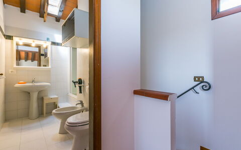 Dependance di Villa Magna: Propriété, Miroir, Luminaire Plomberie, Bâtiment, Robinet, Évier, Toilette, Lavabo, Salle De Bains, Design Intérieur