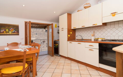 Mansardina sui Due Golfi: Cabinetry, Meubles, Comptoir, Chaise, Orange, Cuisine, Bois, Table, Architecture, Design Intérieur