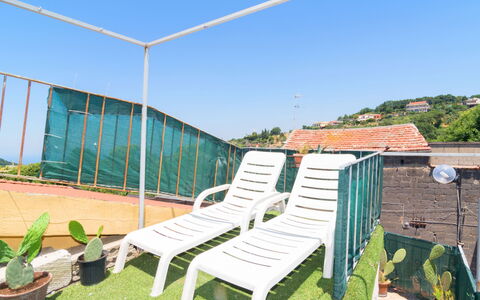 Mansardina sui Due Golfi: Ciel, Plante, Balancelle, Mobilier De Jardin, Ombre, Confort, Lot Terre, Herbe, Bois, Rectangle