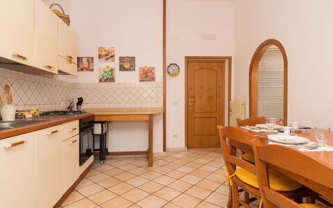 Mansardina sui Due Golfi: Cabinetry, Meubles, Propriété, Bâtiment, Table, Comptoir, Bois, Orange, Chaise, Tiroir