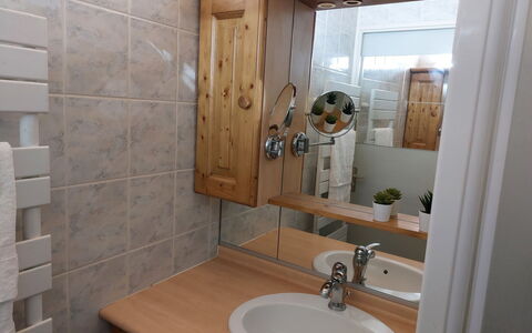 Les Combettes D et e: Marron, Miroir, Robinet, Évier, Propriété, Lavabo, Luminaire Plomberie, Salle De Bains, Bois