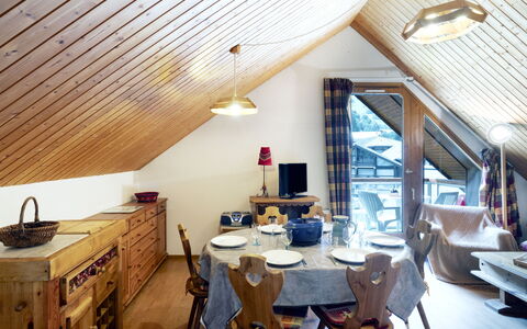 Les Combettes D et e: Meubles, Table, Cabinetry, Bois, Design Intérieur, Chaise, Bâtiment, Sol, Sol, Dur