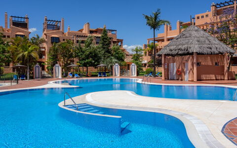 Hacienda del Sol: Nuage, L'Eau, Ciel, Propriété, Plante, Piscine, Bâtiment, Fenêtre, Bleu Azur, Bleu