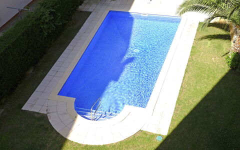 Duc Medinacelli: Piscine, Bleu, Composite, Caractéristique De L'Eau, Jardin, Aménagement Paysager, Loisir, Arrière-Cour, Recours, Cour
