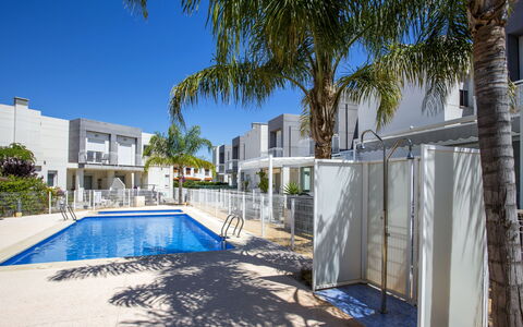 Casa Jill: Nuage, L'Eau, Ciel, Propriété, Plante, Piscine, Bâtiment, Fenêtre, Bleu Azur, Bleu