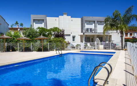 Casa Jill: Nuage, L'Eau, Ciel, Propriété, Plante, Piscine, Bâtiment, Fenêtre, Bleu Azur, Bleu