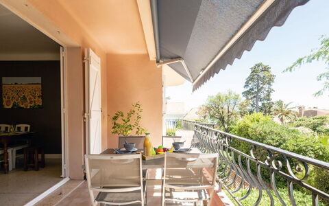 Le Roumanille: Plante, Meubles, Table, Bâtiment, Chaise, Ciel, Bois, Design Intérieur, Plante D'Appartement, Pot De Fleur