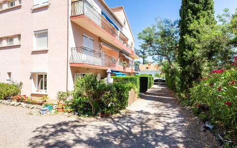 Le Roumanille: Plante, Bâtiment, Ciel, Propriété, Fenêtre, Bleu Azur, Arbre, Maison, Végétation, Lot Terre