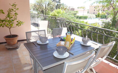Le Roumanille: Table, Plante, Vaisselle, Meubles, Bâtiment, Chaise, Pot De Fleur, Plante D'Appartement, Mobilier De Jardin, Tableau De Plein Air