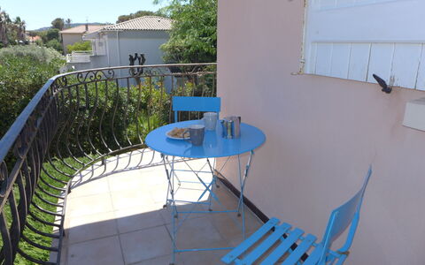 Le Roumanille: Table, Plante, Bâtiment, Propriété, Meubles, Chaise, Bleu Azur, Ombre, Mobilier De Jardin, Arbre
