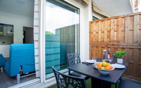 Cagnes-Sur-Mer 154: Nuage, Ciel, Propriété, Bâtiment, Arbre, Bois, Chaise, Design Urbain, Mobilier De Jardin, Table