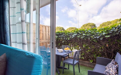 Cagnes-Sur-Mer 154: Nuage, Ciel, Propriété, Bâtiment, Arbre, Bois, Chaise, Design Urbain, Mobilier De Jardin, Table