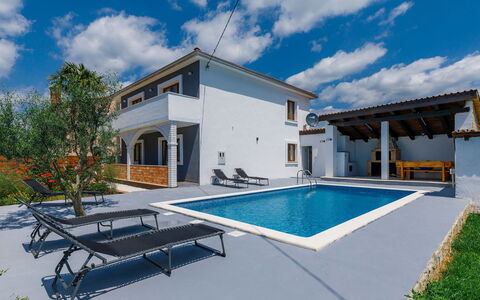 Mia: Nuage, L'Eau, Ciel, Propriété, Plante, Piscine, Bâtiment, Fenêtre, Bleu Azur, Bleu