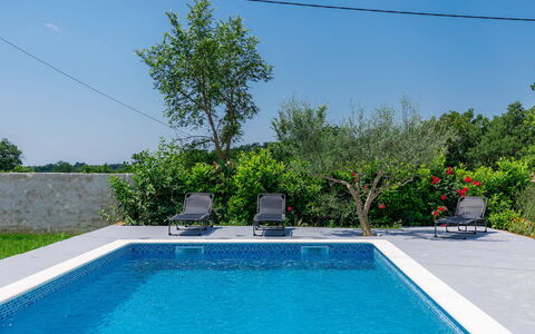 Mia: Nuage, L'Eau, Ciel, Propriété, Plante, Piscine, Bâtiment, Fenêtre, Bleu Azur, Bleu