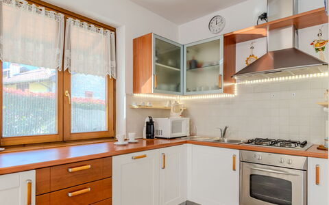 Mina: Comptoir, Cabinetry, Propriété, Meubles, Fenêtre, Bâtiment, Cuisine, Bois, Tiroir, Cuisinière
