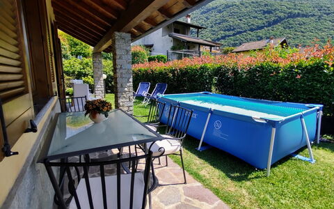 Mina: Plante, Bâtiment, Propriété, Vert, Ombre, Mobilier De Jardin, Arbre, Maison, Bois, Loisir