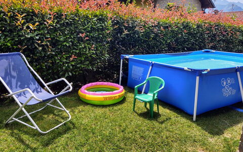 Mina: Plante, Meubles, Vert, Bleu Azur, Mobilier De Jardin, Tableau De Plein Air, Table, Bâtiment, Rectangle, Maison
